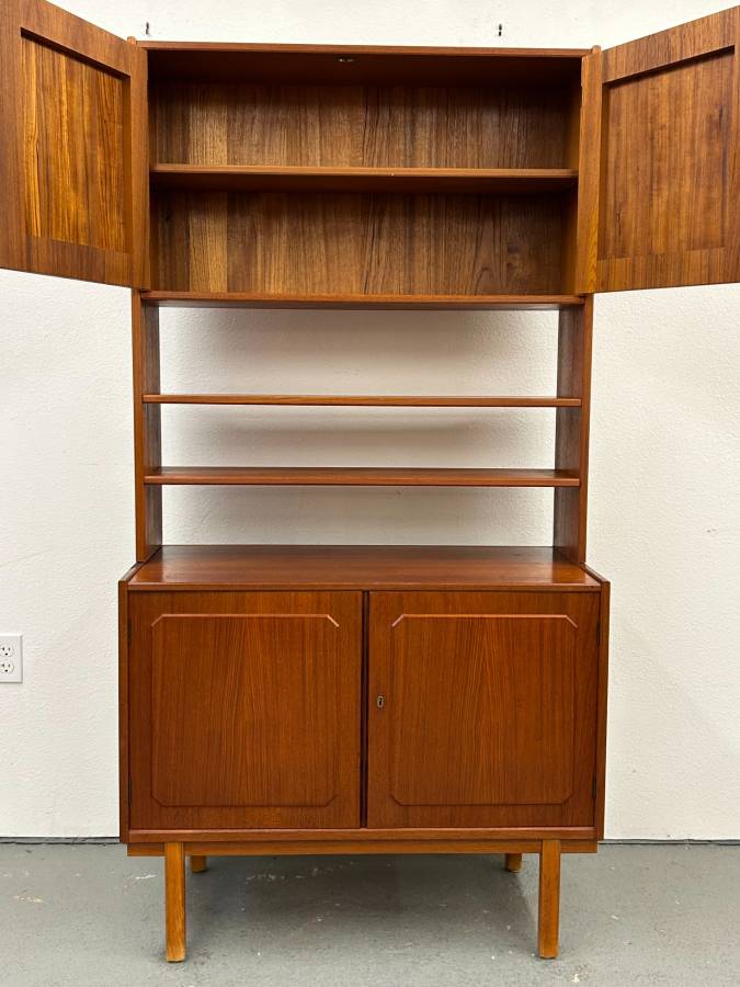 Scandinavian Buffet Cabinet with Hutch Top