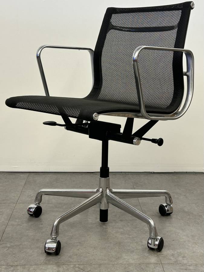 Eames Aluminum Group Management Chair