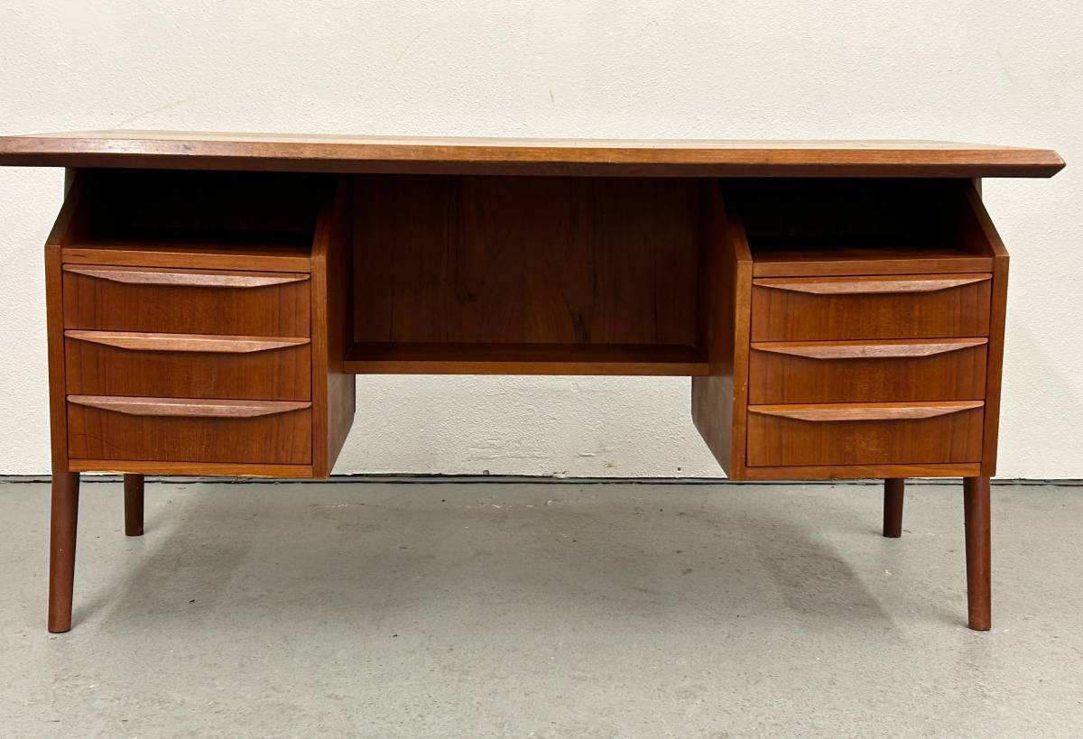 Gunnar Nielsen Tibergaard Desk