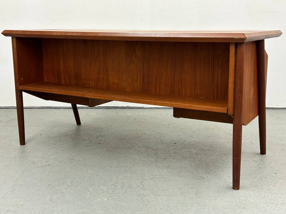 Gunnar Nielsen Tibergaard Desk