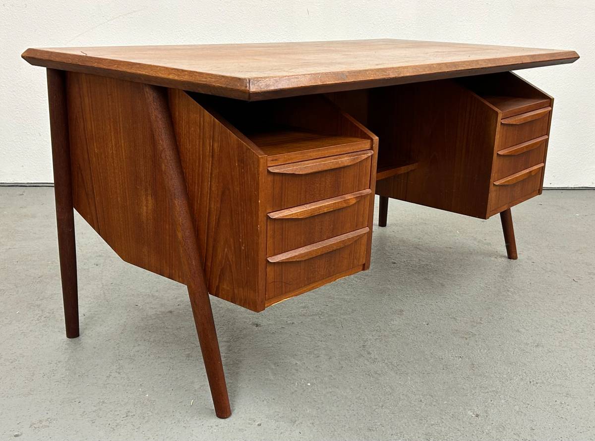 Gunnar Nielsen Tibergaard Desk