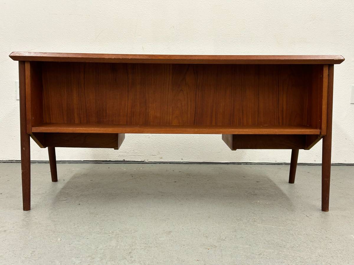 Gunnar Nielsen Tibergaard Desk